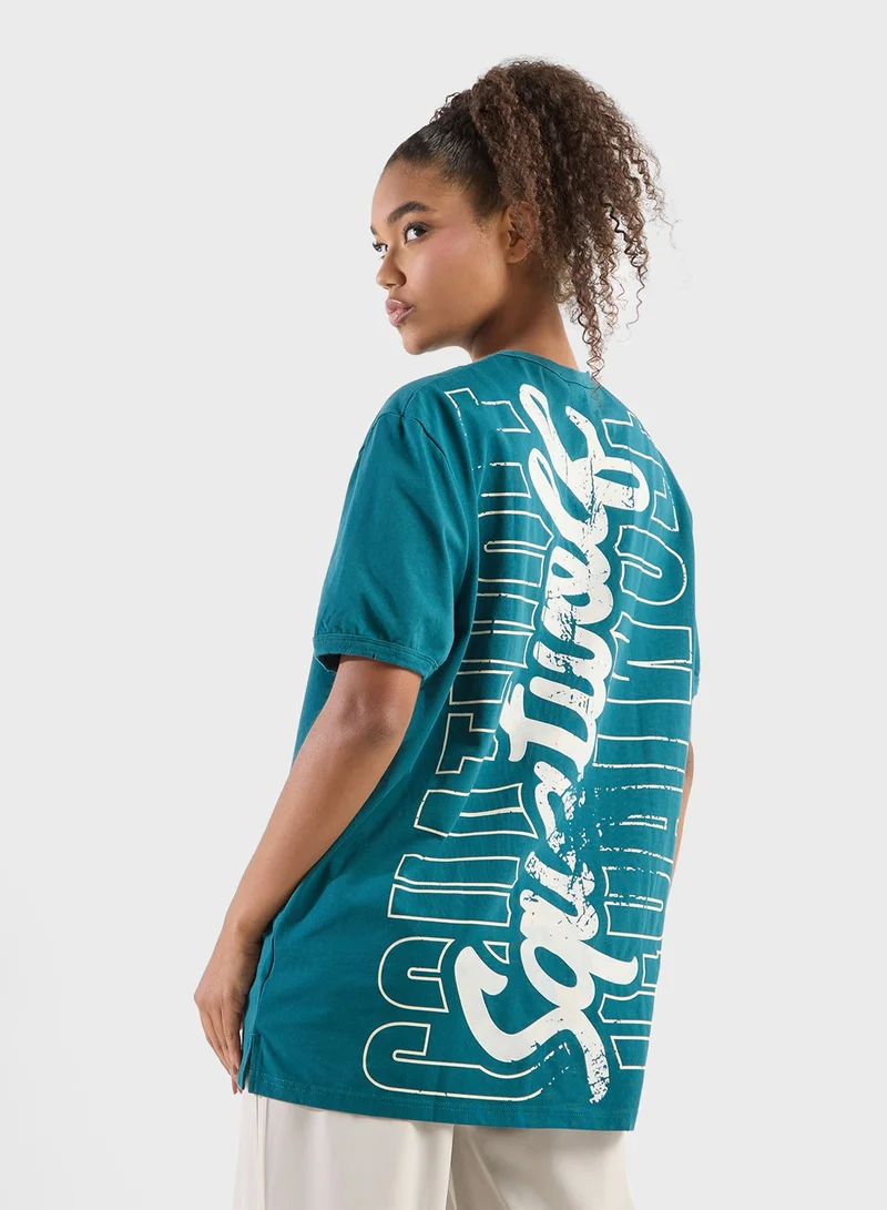 سكوات وولف تيشيرت واسع بتصميم مرقع